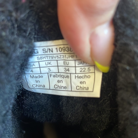 LIKE NEW! Uggs girls size 4. Worn twice black with silver polka dot Fully lined - Picture 7 of 8